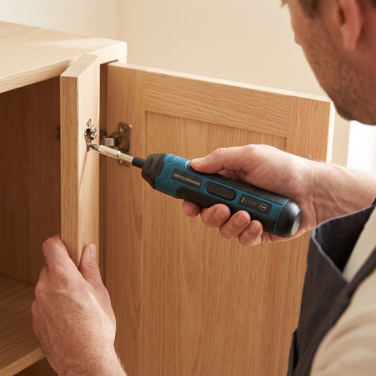 Turnwell tightening a cabinet hinge screw